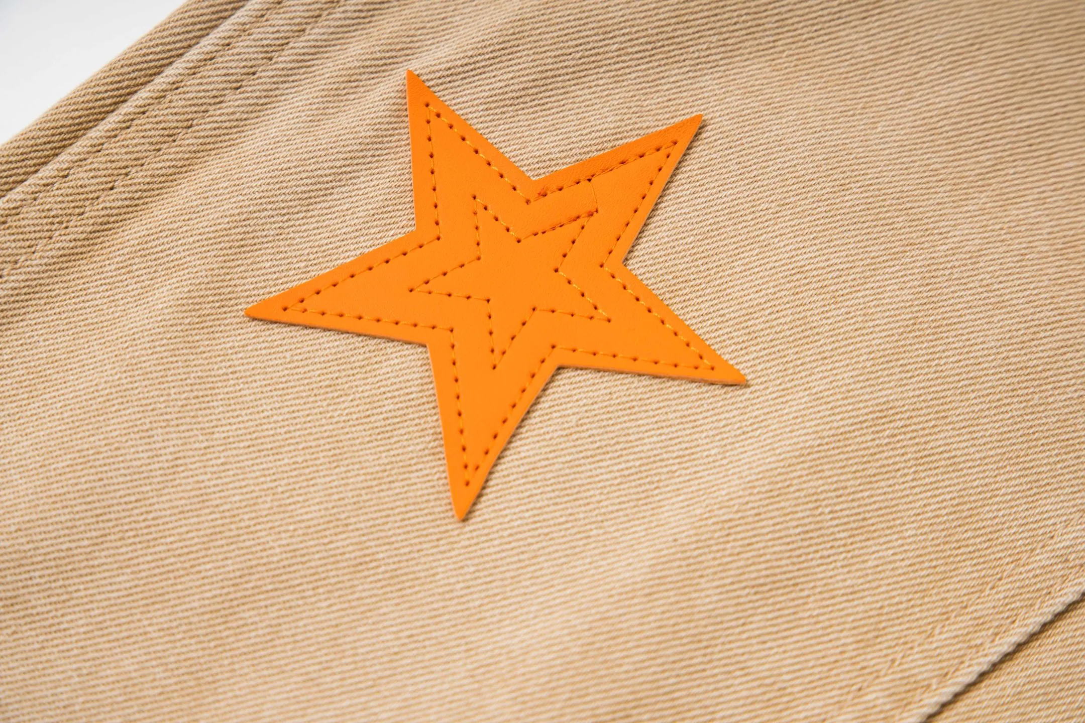 P280 Chrome Hearts khaki orange leopard print star couple jeans are a hot trend this season and are sought after by countless celebrities and fashionistas. The neat details of the cutting process add color to the playful fashion! The neat and meticulous design, and the well-fitting structure is unique. The upper body not only has outstanding recognition, but also looks younger and younger. A style with the ultimate wearing meaning and performance, gorgeous color matching, and the craftsmanship of this style is also extremely extraordinary. After the finished product is washed, it is disassembled and hand-made with sheepskin cross leather and then spliced ​​together to complete. The whole piece has too many craftsmanship to describe. It is decorated with patchwork cross flowers and high-waisted washed jeans! ! Absolutely high-end luxury product, a god-level single product, a super popular product, made with top heavy industry, a must-see magic weapon that can't be missed. Style number: 1828# Size: 30 32 34 36 Color: Khaki